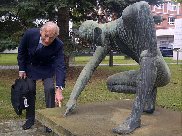 2014h J.P. Giroud and statue, perhaps locating a geomembrane leak, at BAM Institute, Berlin (photo H. Zanzinger)